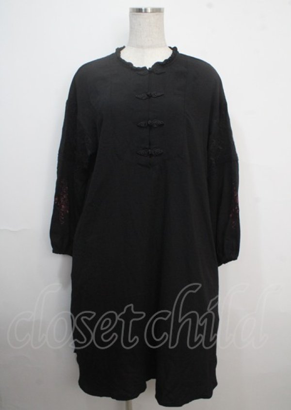 画像1: axes femme / 袖刺繍チャイナ釦シャツワンピース M 黒 Y-25-03-22-071-AX-OP-SZ-ZS (1)
