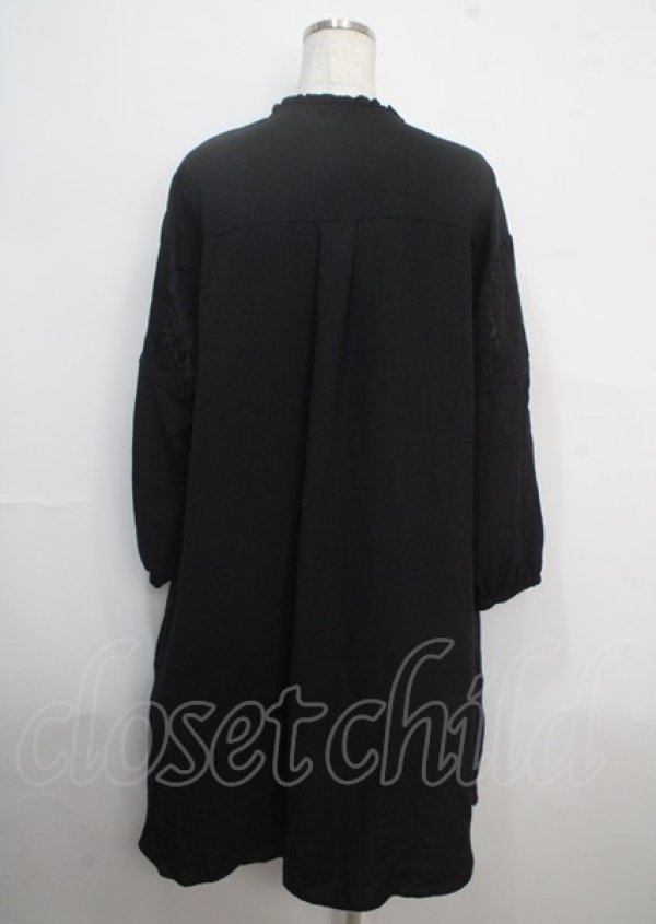 画像2: axes femme / 袖刺繍チャイナ釦シャツワンピース M 黒 Y-25-03-22-071-AX-OP-SZ-ZS (2)