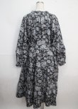 画像2: axes femme / フリルデザイン花柄ワンピース 3L 黒 Y-25-03-22-105-AX-OP-SZ-ZS (2)