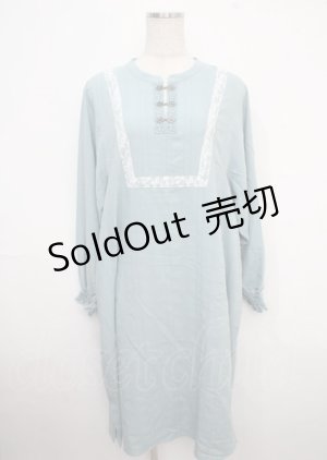 画像: axes femme / チャイナ風装飾釦ゆったりワンピース F サックス Y-25-03-23-061-AX-OP-SZ-ZI