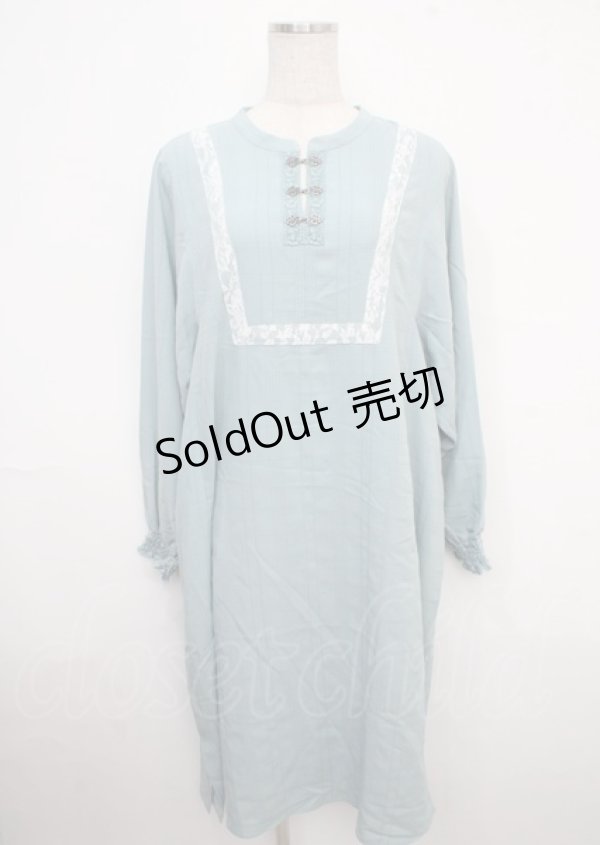画像1: axes femme / チャイナ風装飾釦ゆったりワンピース F サックス Y-25-03-23-061-AX-OP-SZ-ZI (1)
