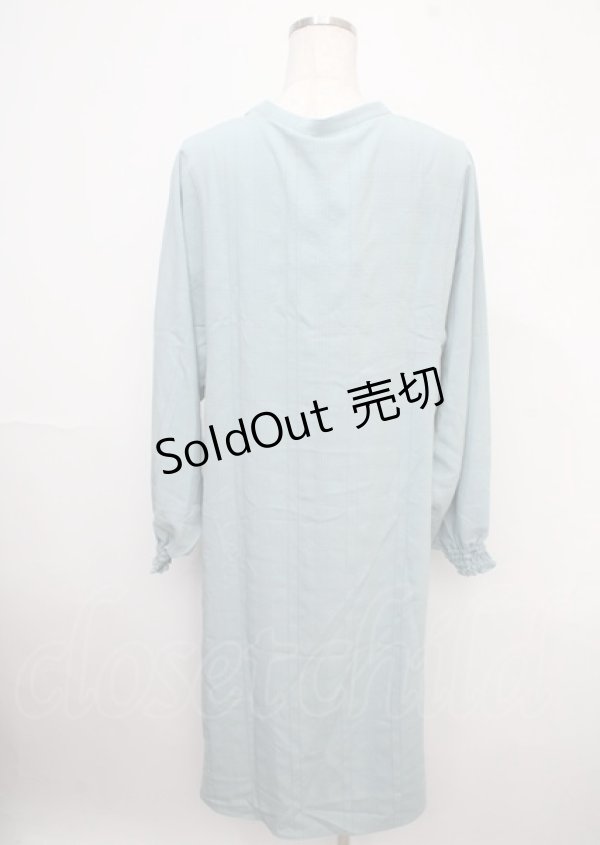 画像2: axes femme / チャイナ風装飾釦ゆったりワンピース F サックス Y-25-03-23-061-AX-OP-SZ-ZI (2)