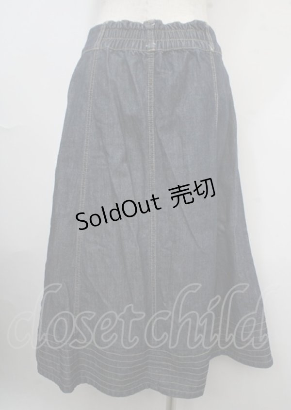 画像2: axes femme / 前釦刺繍入ミドルスカート M インディゴ Y-25-03-23-115-AX-SK-SZ-ZY (2)