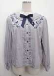 画像1: axes femme POETIQUE / キャットシルエット刺繍ブラウス M グレー Y-25-03-26-054-AX-BL-SZ-ZY (1)