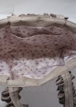 画像3: Maison de FLEUR / レースサテンフリルハンドルトートプチ F ベージュ Y-25-03-26-026-LO-BG-SZ-ZY (3)