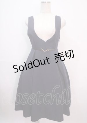 画像: F i.n.t / チェーンビット使いディープVネックジャンパースカート F ネイビー Y-25-04-01-125-CA-OP-SZ-ZY