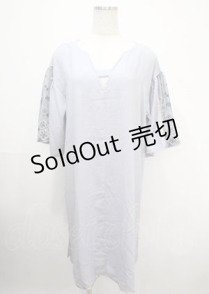 画像: axes femme / チュール×花刺繍ワンピース F サックス Y-25-04-03-088-AX-OP-SZ-ZY