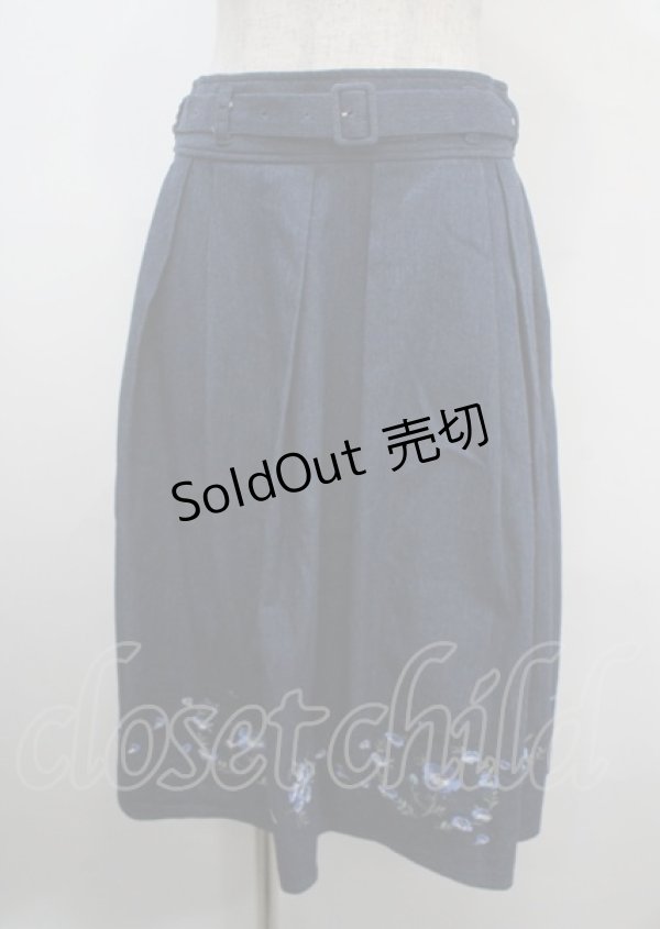 画像1: axes femme / ネモフィラ刺繍ベルト付スカート F インディゴ Y-25-04-03-152-AX-SK-SZ-ZY (1)