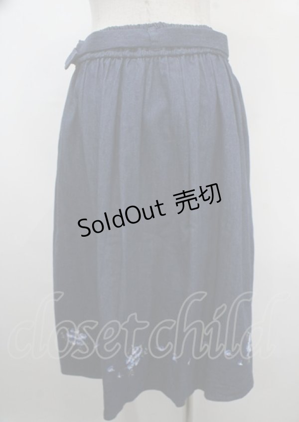 画像2: axes femme / ネモフィラ刺繍ベルト付スカート F インディゴ Y-25-04-03-152-AX-SK-SZ-ZY (2)