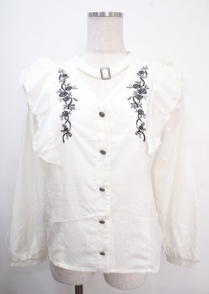 画像: axes femme / チョーカー風ローズ刺繍ブラウス  白 Y-25-04-03-020-AX-BL-SZ-ZY