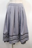 画像1: axes femme POETIQUE / メッセージ刺繍タックスカート M ブルーグレー Y-25-04-21-113-AX-SK-SZ-ZY (1)