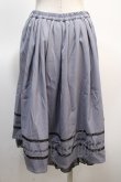 画像2: axes femme POETIQUE / メッセージ刺繍タックスカート M ブルーグレー Y-25-04-21-113-AX-SK-SZ-ZY (2)