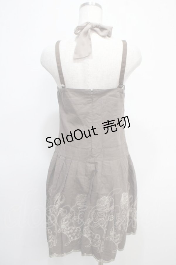 画像2: Emily Temple cute / バラ&ウサギラメ刺繍ローウエストノースリーブワンピース  ブラウン Y-25-04-26-093-ET-OP-SZ-ZY (2)