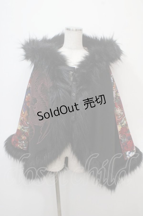 画像1: Qutie Frash / ファー付きポンチョコート  黒×赤 Y-25-04-28-062-QU-CO-SZ-ZY (1)