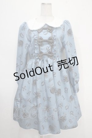 画像: ALICE and the PIRATES / アリスとアルファベットの迷宮柄ワンピース  ブルー Y-25-05-10-126-PA-OP-SZ-ZY