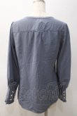 画像2: axes femme / シャボ付きラッフルブラウス  ブルー Y-25-05-22-072-AX-BL-SZ-ZY (2)