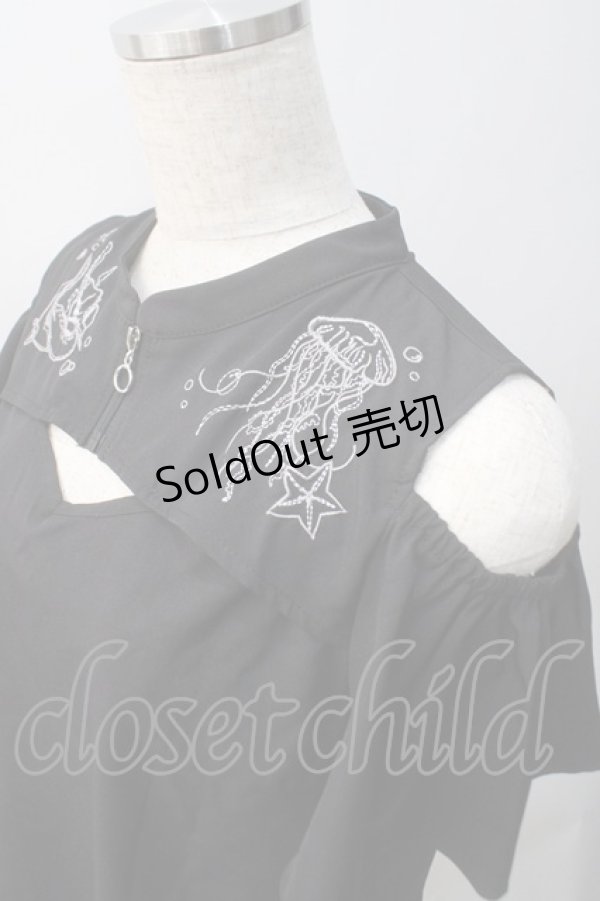 画像3: axes femme POETIQUE / ダークマリン肩開き刺繍ブラウス  黒 Y-25-05-22-110-AX-BL-SZ-ZY (3)