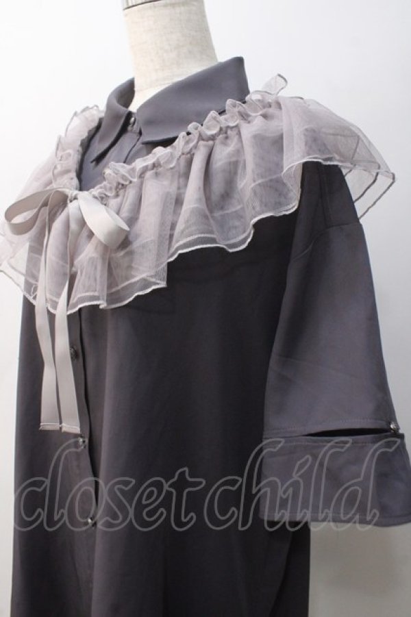 画像3: axes femme / チュールフリルカラー付きシャツ  グレー Y-25-05-22-137-AX-BL-SZ-ZY (3)