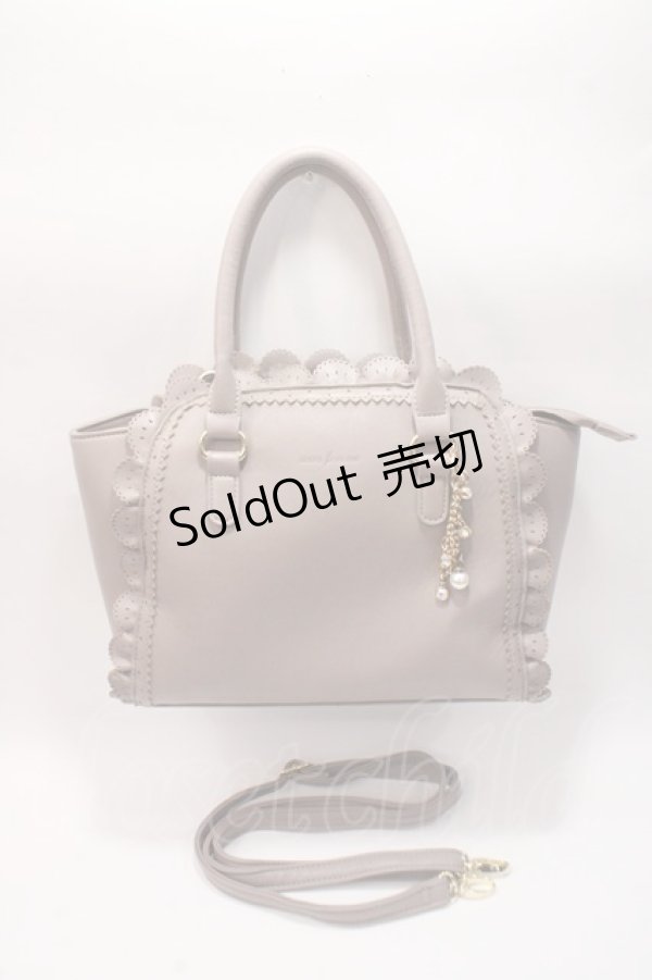 画像1: axes femme / チャーム付きフリルバッグ  グレージュ Y-25-06-01-036-AX-BG-SZ-ZT-K023 (1)