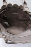 画像3: axes femme / チャーム付きフリルバッグ  グレージュ Y-25-06-01-036-AX-BG-SZ-ZT-K023 (3)
