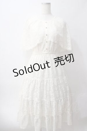 画像: axes femme / ケープ風レースティアードワンピース  キナリ Y-25-06-03-080-AX-OP-SZ-ZY