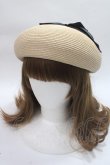画像2: axes femme POETIQUE / パール付リボン雑材風ベレー帽  ベージュ Y-25-06-09-046-AX-AC-SZ-ZY (2)