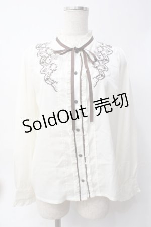 画像: axes femme / 刺繍入スタンドカラーブラウス  生成り Y-25-06-09-064-AX-BL-SZ-ZI