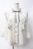 画像1: axes femme POETIQUE / ドット配色リボンフリルブラウス  白 Y-25-06-09-069-AX-BL-SZ-ZI (1)