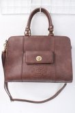 画像1: Maison de FLEUR Petite Robe canone / 列車に飛び乗るボストンバッグ  ブラウン Y-25-06-09-025-EL-BG-SZ-ZY (1)