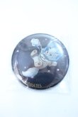 画像1: ALICE and the PIRATES / Galaxy Chris 〜輝く星屑と宇宙(そら)の歯車〜柄　船とChris 缶バッジ  黒 Y-25-06-18-013-PA-ZA-SZ-ZY (1)