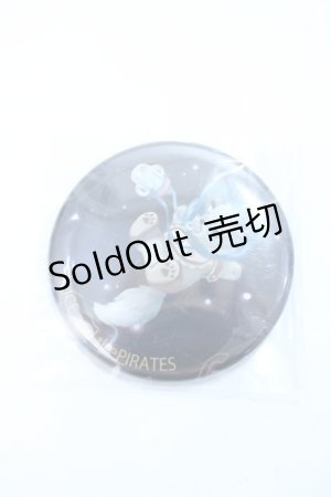 画像: ALICE and the PIRATES / Galaxy Chris 〜輝く星屑と宇宙(そら)の歯車〜柄　船とChris 缶バッジ  黒 Y-25-06-18-013-PA-ZA-SZ-ZY