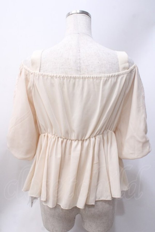 画像3: axes femme POETIQUE / 袖レース切り替えオフショルブラウス  生成り Y-25-06-20-034-AX-BL-SZ-ZY (3)