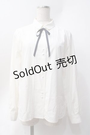画像: F i.n.t / リボンタイ付きスモールカラーシャツ F オフホワイト×ネイビー Y-25-06-20-013-CA-BL-SZ-ZY