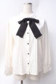 画像1: axes femme / リボンタイ付プチフリルブラウス  白 Y-25-06-20-028-AX-BL-SZ-ZY (1)