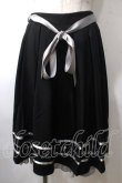 画像1: axes femme POETIQUE / メッセージ刺繍タックスカート M 黒 Y-25-06-26-107-AX-SK-SZ-ZY (1)