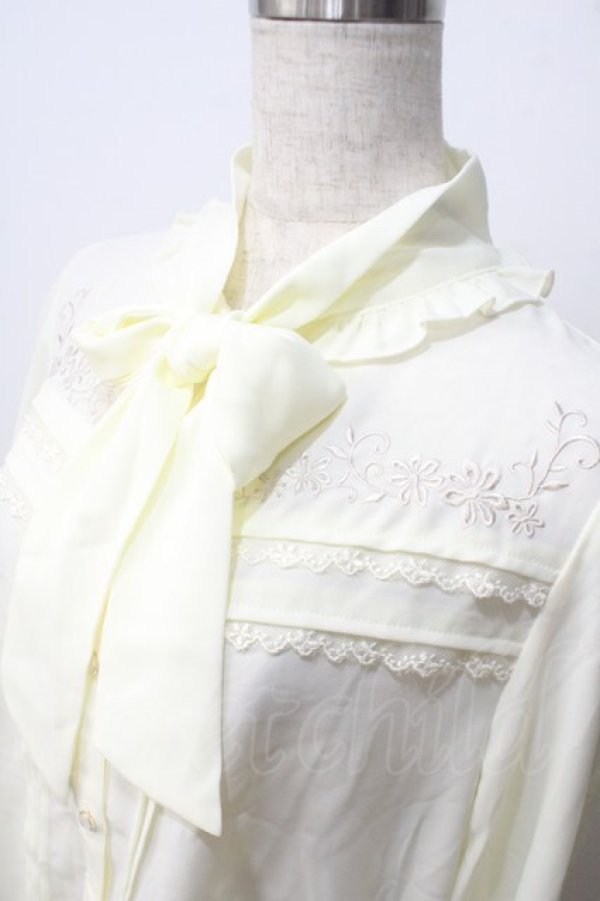 画像3: axes femme / 花刺繍ボウタイブラウス F 生成り Y-25-06-26-039-AX-BL-SZ-ZT076 (3)