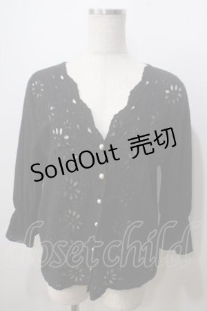 画像: axes femme / スカラップ刺繍プルブラウス  黒 Y-25-06-28-075-AX-BL-SZ-ZI