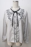 画像1: axes femme / 刺繍入スタンドカラーブラウス M グレー Y-25-07-01-057-AX-BL-SZ-ZY (1)