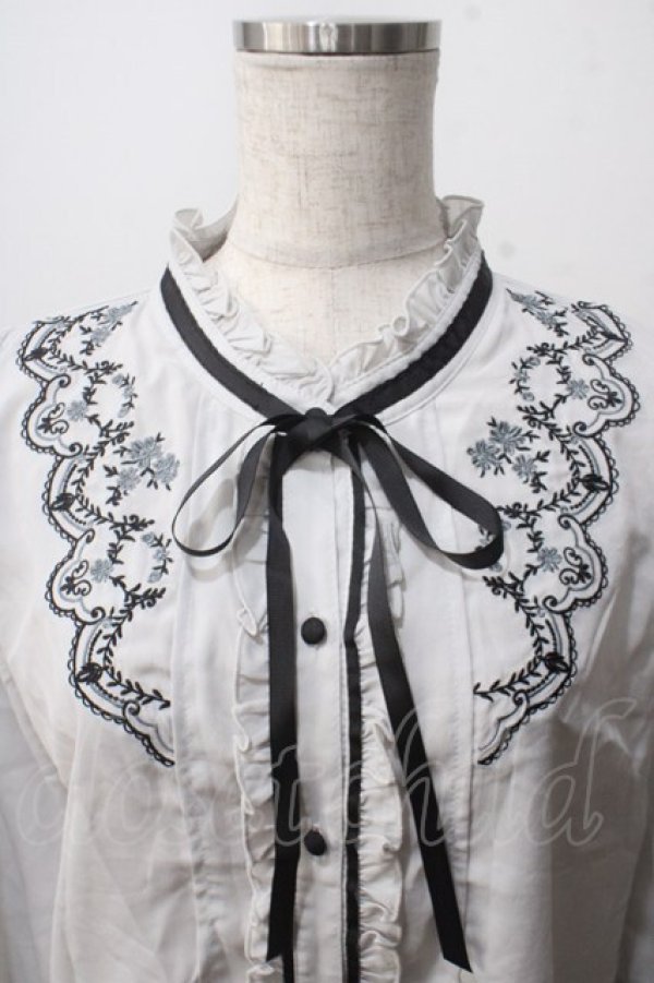 画像3: axes femme / 刺繍入スタンドカラーブラウス M グレー Y-25-07-01-057-AX-BL-SZ-ZY (3)