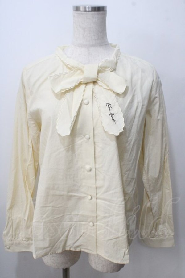 画像1: F i.n.t / ロゴ刺繍スカラップボウタイブラウス F ライトベージュ Y-25-07-01-072-CA-BL-SZ-ZI (1)