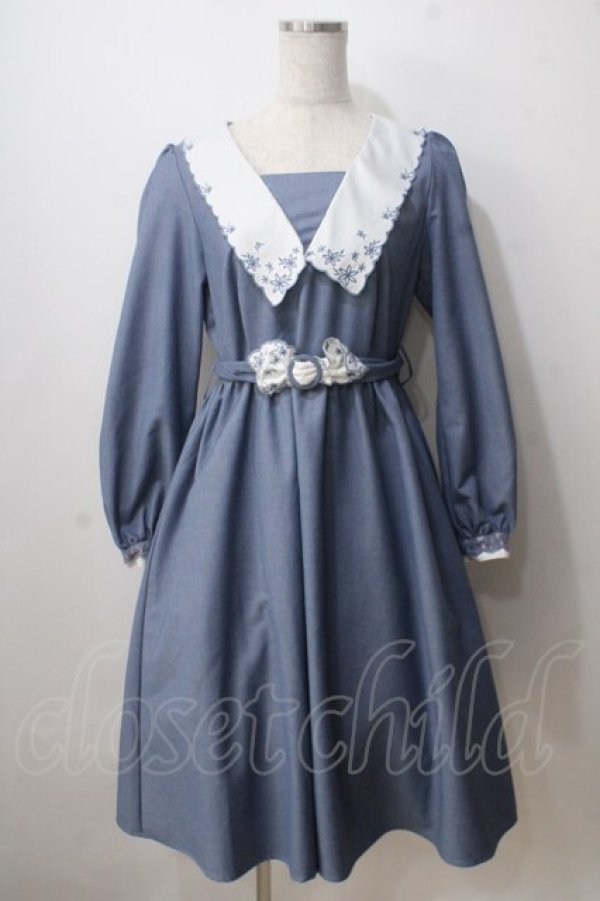 画像1: axes femme POETIQUE / フラワー刺繍レトロワンピース M サックス Y-25-07-03-069-AX-OP-SZ-ZY (1)
