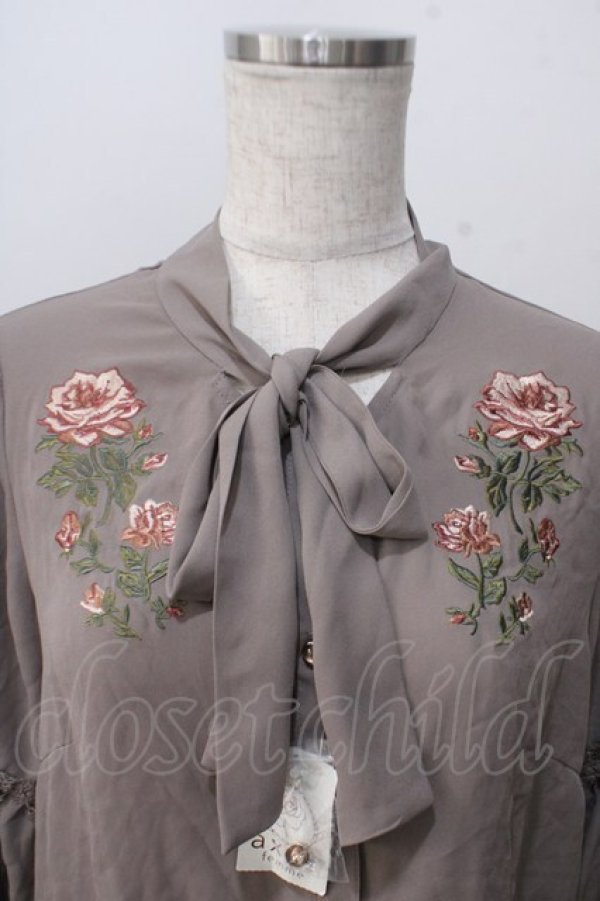 画像3: axes femme / バラ刺繍タイ付きブラウス M モカ Y-25-07-03-021-AX-BL-SZ-ZY (3)
