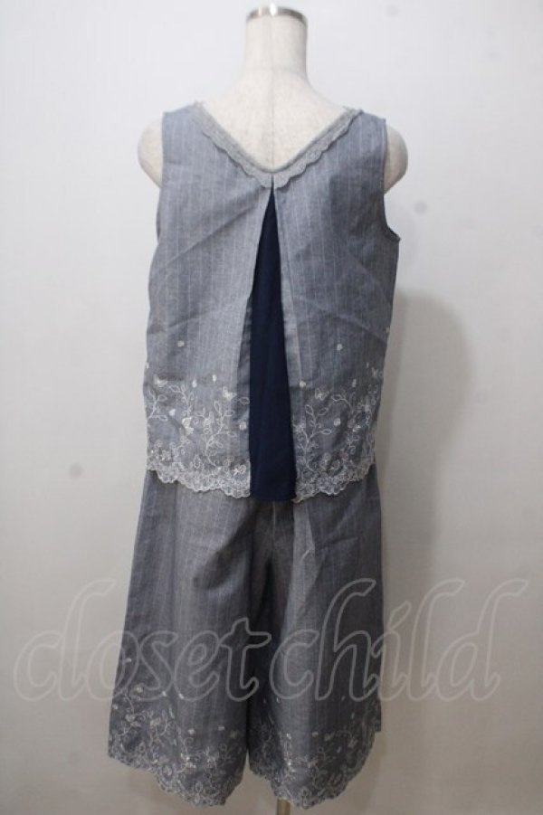 画像2: axes femme / ストライプ刺繍入りセットアップ M グレー Y-25-07-03-044-AX-OP-SZ-ZY (2)
