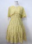 画像1: axes femme / ケープ風レースティアードワンピース  イエロー Y-25-07-06-043-AX-OP-SZ-ZT475 (1)