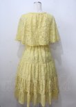 画像2: axes femme / ケープ風レースティアードワンピース  イエロー Y-25-07-06-043-AX-OP-SZ-ZT475 (2)