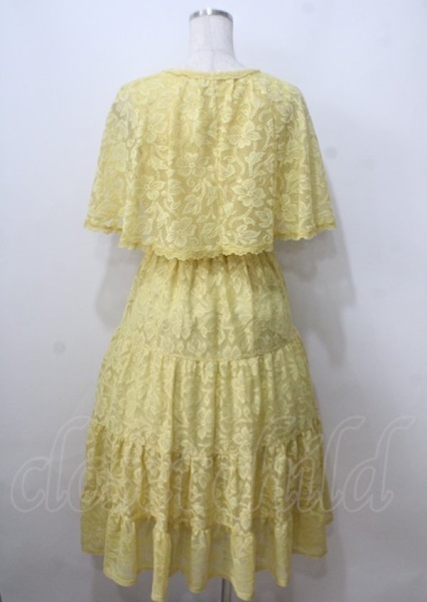 画像2: axes femme / ケープ風レースティアードワンピース  イエロー Y-25-07-06-043-AX-OP-SZ-ZT475 (2)