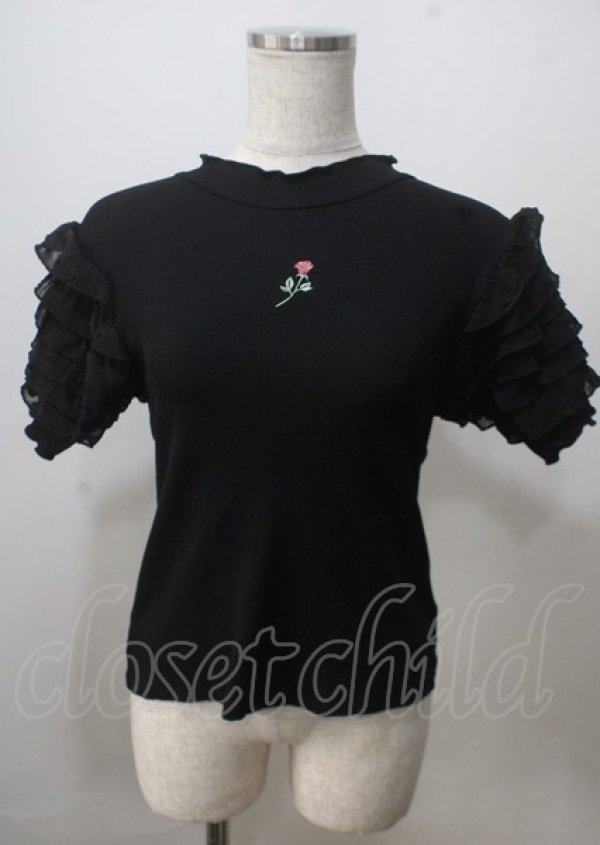 画像1: axes femme POETIQUE / ローズ刺繍フリル袖カットプルオーバー  黒 Y-25-07-06-025-AX-TO-SZ-ZY (1)