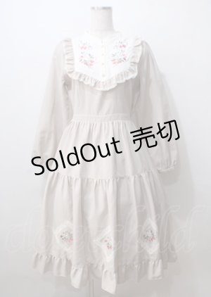 画像: axes femme POETIQUE / ブロッキングベリー刺繍ワンピース  ベージュ Y-25-07-06-041-AX-OP-SZ-ZI