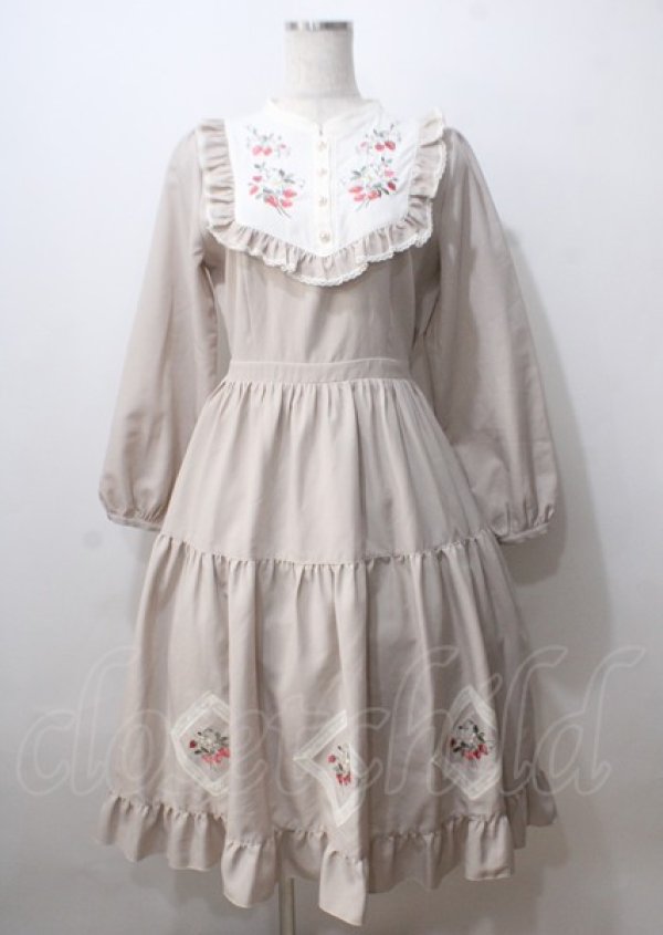 画像1: axes femme POETIQUE / ブロッキングベリー刺繍ワンピース  ベージュ Y-25-07-06-041-AX-OP-SZ-ZY (1)