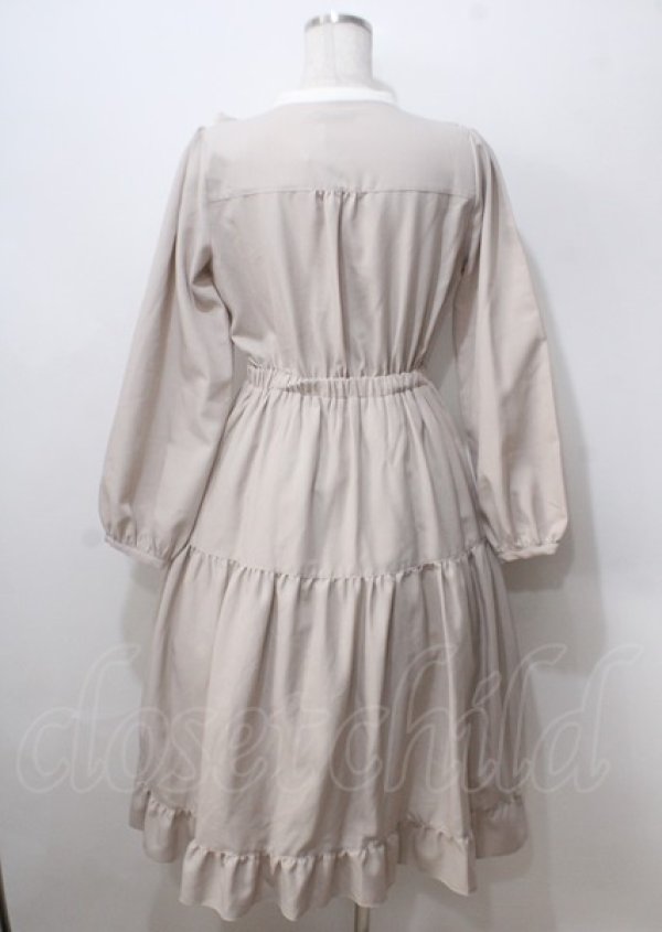 画像2: axes femme POETIQUE / ブロッキングベリー刺繍ワンピース  ベージュ Y-25-07-06-041-AX-OP-SZ-ZY (2)